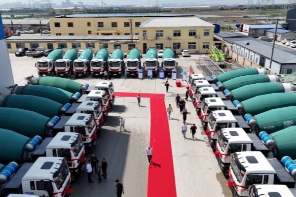百臺(tái)簽約丨中國(guó)重汽新能源攪拌車助力京津冀地區(qū)工程運(yùn)輸綠色升級(jí)